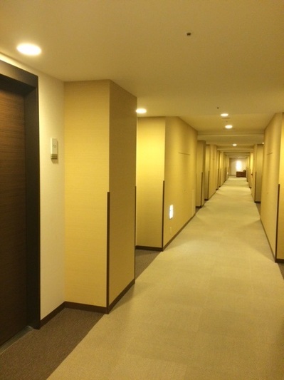 ホテル廊下.jpeg